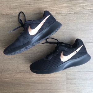 NIKE “Tanjun” running shoes